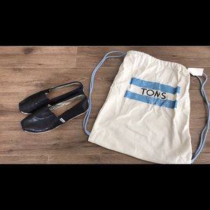 Black TOMS 6.5